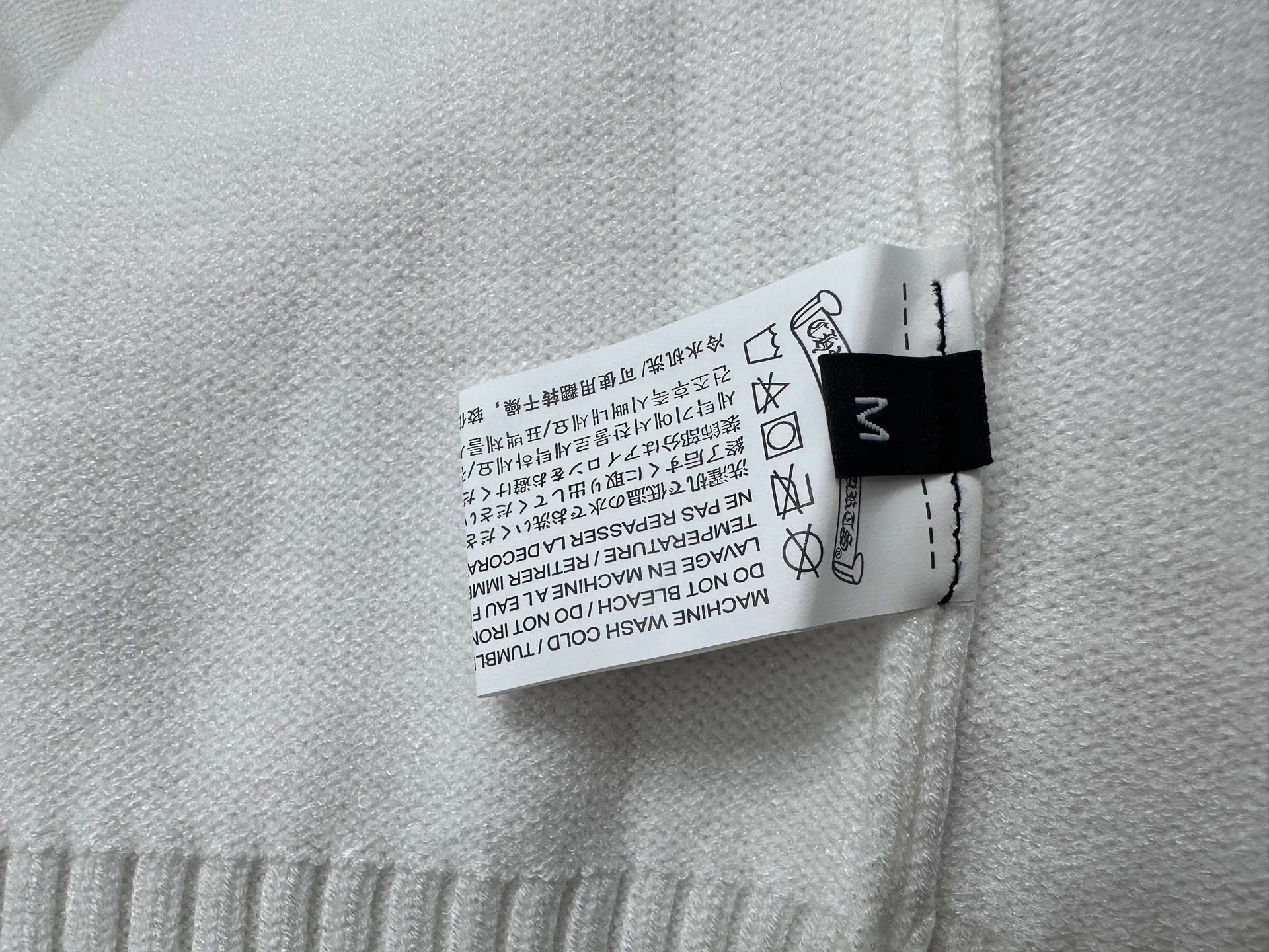 ￼ ￼ P250 [Chrome Hearts] Chrome Hearts' new cross-knitted jacquard appliqué crew neck sweater. Contains 20% wool. The item is made of custom-dyed and custom-spun yarn, purchased from the original version. A full set of customized accessories. Details determine success or failure. A new model for autumn and winter. It is soft and delicate and does not tie the body. The upper body effect is very nice. Loose fit. Same style for men and women. Color: White Black Size: S-L